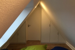 Einbauschrank-mit-Tuere-in-Dachschraege