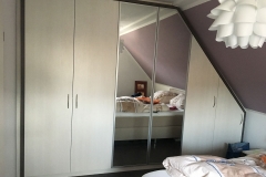 Holz-Einbauschrank-Weiss-mit-Spiegel