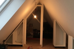 Holz-Einbauschrank-mit-Tuere-in-Dachschraege