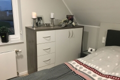 Holz-Kommode-weiss-mit-abgesetzten-Rahmen