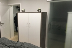 Holz-Schrank-Schlafzimme--weiss-mit-abgesetzten-Rahmen