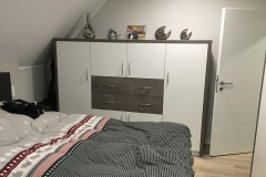 Kommode_Schlafzimmer_weiss_mit_abgesetzten_Rahmen