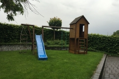 Holz_Klettergeruest_mit_Schaukel_und_Rutsche