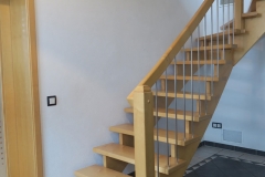 Holz_Ahoren_Treppe_AAhorn_Viertelgewendelt_mit_Edelstahlstaeben