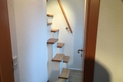Holz_Raumspartreppe_mit_Schublade_in_den_Steigungen
