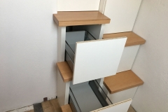 Holz_Raumspartreppe_mit_Schubladen_in_den_Steigungen