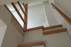 Holz_Raumspartreppe_mit_Schubladen_weiss
