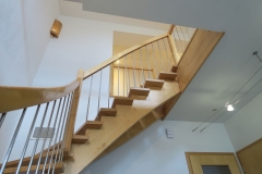 Holz_Treppe_Ahorn_Viertelgewendelt_mit_Edelstahlstaeben