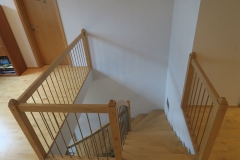 Holz_Treppe_Viertelgewendelt_mit_Edelstahlstaeben