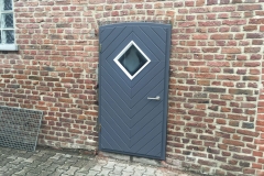 Holz Nebentüre zur Scheune mit Glasausschnitt